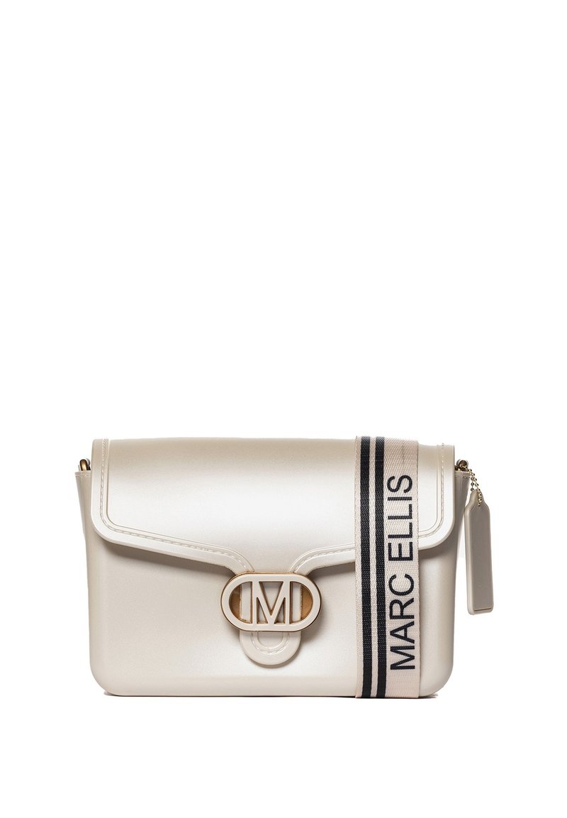 Borsa a mano sintetica beige con patta pieghevole, accessori in oro, logo ovale e una tracolla decorativa a strisce con il testo "MARC ELLIS".
