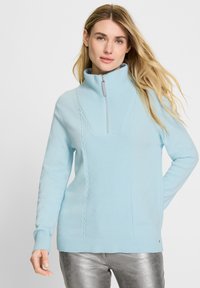 Hellesblaues Zip-Neck-Pullover mit strukturierten Strickpaneelen und gerippten Bündchen. Verfügt über einen hohen Kragen und ein dezentes Zopfmuster auf der Vorderseite.