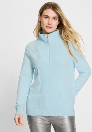 Hellesblaues Zip-Neck-Pullover mit strukturierten Strickpaneelen und gerippten Bündchen. Verfügt über einen hohen Kragen und ein dezentes Zopfmuster auf der Vorderseite.