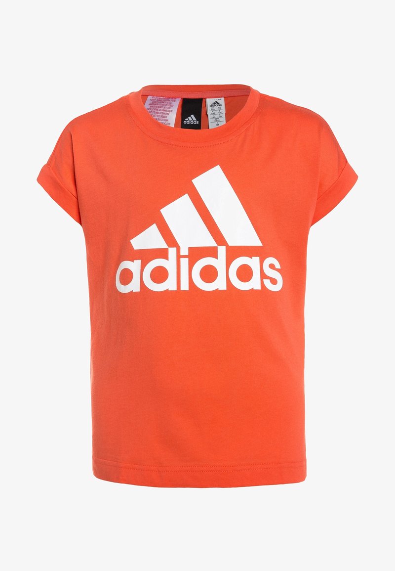 Camiseta de algodón naranja con un logo blanco de Adidas que incluye tres franjas diagonales. Mangas cortas y cuello redondo clásico.