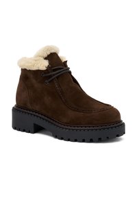 Botas de tobillo de ante marrón con cuello de pelo, punta redonda, suela de goma negra gruesa y costuras en contraste. Cuenta con cierre de cordones.