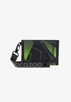 Schwarze und grüne Stoffbrieftasche mit kantigem Design, grauem Riemen und Karabinerhaken. Verfügt über einen Druckknopfverschluss und ein Logo am Riemen.