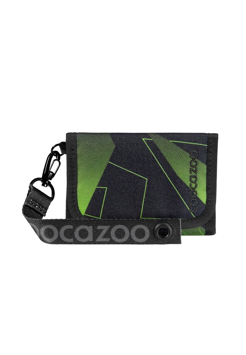Schwarze und grüne Stoffbrieftasche mit kantigem Design, grauem Riemen und Karabinerhaken. Verfügt über einen Druckknopfverschluss und ein Logo am Riemen.