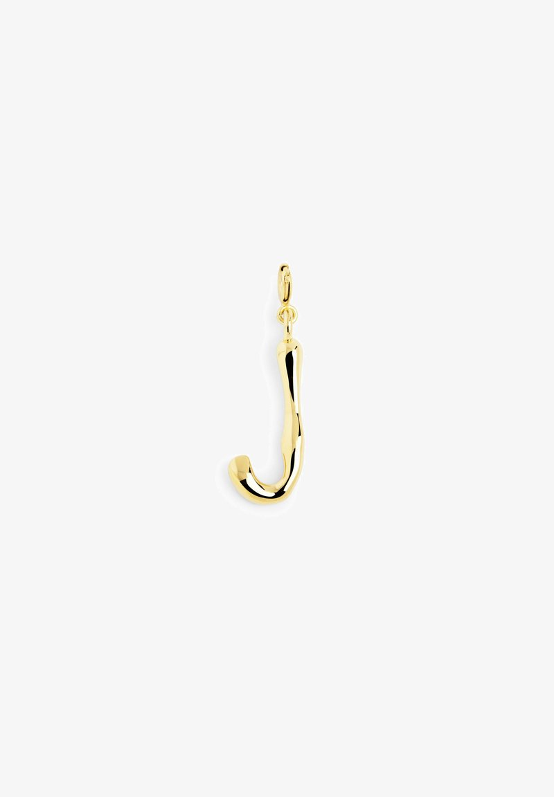 Pendentif en forme de lettre "J" en plaqué or, avec une forme lisse et arrondie et une finition brillante ; il présente une petite boucle pour fixation.