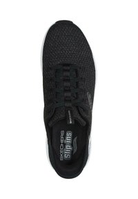 Zapatilla deportiva negra con parte superior de malla texturizada, diseño de cordones y suela acolchada. Presenta la marca "Slip-ins" en la lengua y en la plantilla.