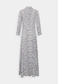 Vestido maxi floral com mangas longas, apresentando um fundo branco e um padrão floral em roxo. Tecido macio e design de colarinho clássico.
