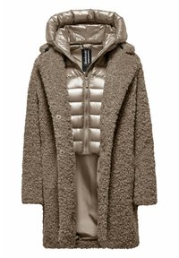 Cappotto esterno peloso color marrone con un gilet interno gonfio e lucido dotato di cappuccio e chiusura con zip. Tessuto morbido con grandi tasche abbottonate.