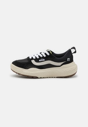 Sorte joggesko med mesh- og semsket overdel, hvite snørebånd, beige plattformsåle og signatur side stripe. Holdbar gummisåle.