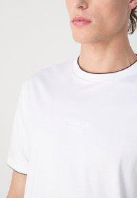 BOSS BOSS X PORSCHE THOMPSON - Pamata T-krekls - white