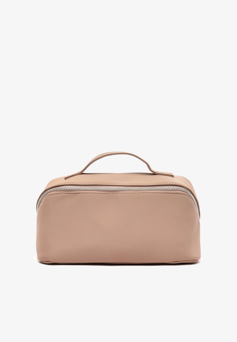 Béžová syntetická kozmetická taška s obdlžníkovým tvarom, textúrovaným povrchom, horným uchom a strieborným zipsom. Hladký povrch, bez viditeľných vzorov.