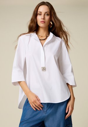 Oltre, CAMICIA OVER CON DETTAGLIO GIOIELLO - Bluse - bianco