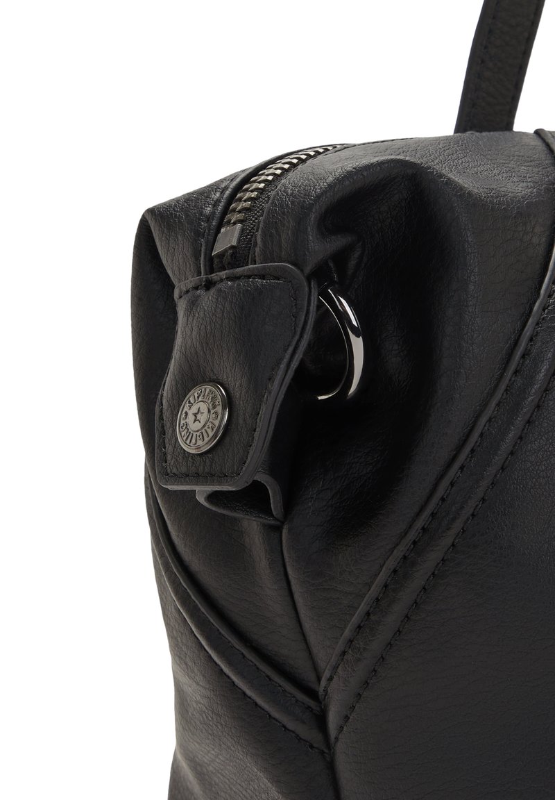 Bolso de mano de cuero negro con una superficie texturizada, que cuenta con un cierre de cremallera, herrajes metálicos y un detalle decorativo de broche en el lado.