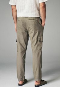 Lette olivengrønne cargobukser med løs pasform, der har sidelommer, baglommer og et tekstureret linstof.