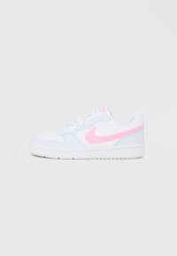 Λευκό αθλητικό παπούτσι με ροζ και μπλε λεπτομέρειες, διαθέτει διάτρητο μπροστινό μέρος, επένδυση στον γιακά και λαστιχένια σόλα με υφή για καλύτερη πρόσφυση.