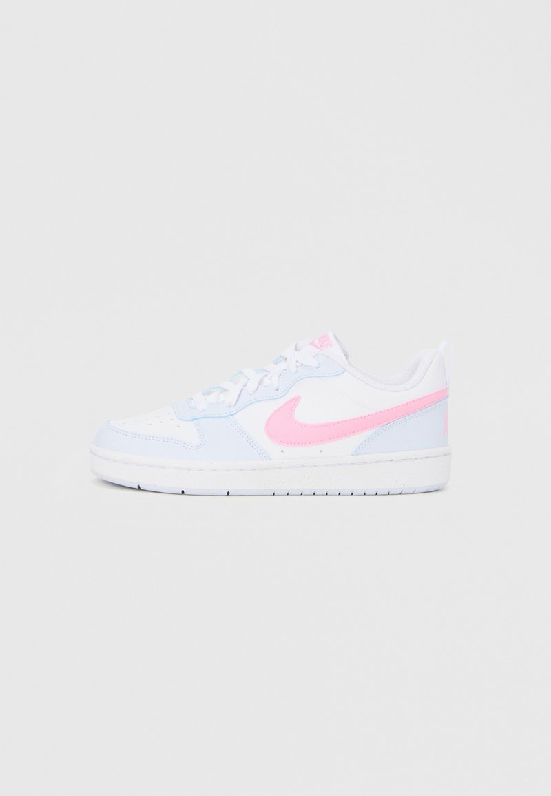 Weißer Sneaker mit rosa und blauen Akzenten, mit perforierter Spitze, gepolstertem Kragen und Gummisohle mit strukturiertem Profil.