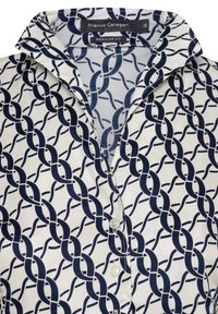 Camicia a maniche lunghe blu navy e bianca con un motivo a catena, vestibilità normale e colletto classico, realizzata in tessuto leggero.