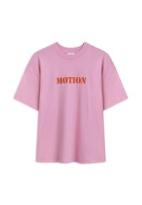 Camiseta de algodón rosa con mangas cortas y escote redondo. Presenta la palabra "MOTION" en letras naranjas en negrita en la parte frontal.