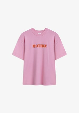 T-shirt in cotone rosa con maniche corte e scollo rotondo. Presenta la parola "MOTION" in grassetto arancione sul davanti.