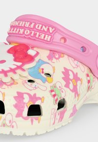 Παιδικό παπούτσι χωρίς κορδόνια με χαρακτήρες Sanrio, ροζ λουράκι με ετικέτα "Hello Kitty and Friends" και λευκό διακοσμητικό με πρόσωπο Hello Kitty.