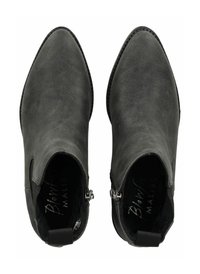 Šedé kotníkové boty s hladkým povrchem, špičatou špičkou, bočním zipem a kontrastními černými akcenty na kotníku a patě.