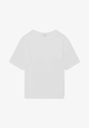 Fehér pamut póló, kerek nyakkivágással és rövid ujjakkal, amely egyszerű dizájnnal és laza szabással rendelkezik.