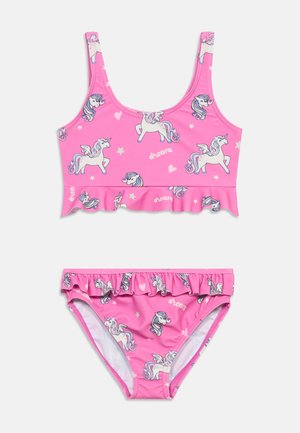 Maillot de bain deux pièces rose pour filles avec imprimés de licorne, cœur, étoile, texte "rêve" et bords à volants sur le haut et le bas.