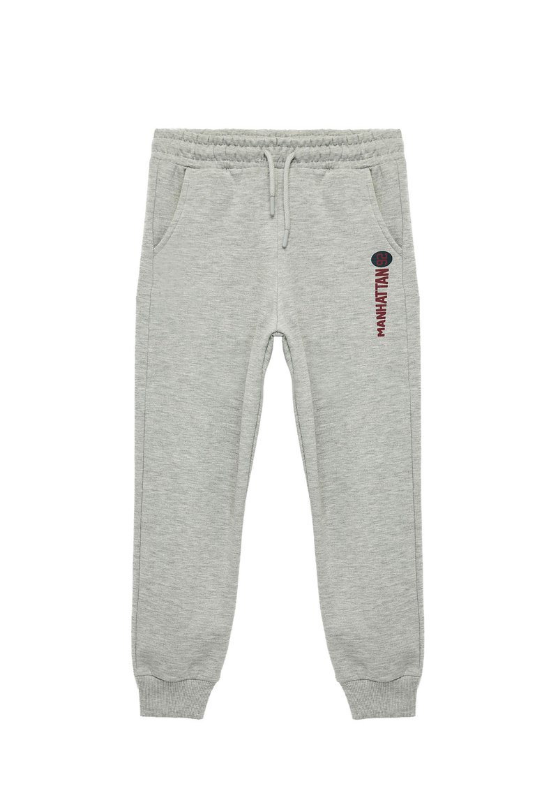 Grå sweatpants med elastisk talje, sidelommer og ribbede manchetter. Har teksten "MANHATTAN" i mørkerød på siden. Blødt stof.
