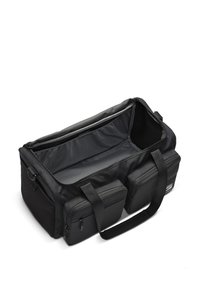 Svart duffelbag laget av slitesterk duk; har to glidelåslommer på siden og et romslig hovedrom med en meshavskiller.