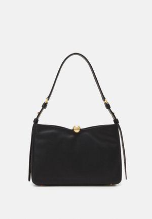 Bolso de mano de cuero negro con parte superior redondeada, cierre circular dorado y correa para el hombro ajustable. Textura suave y diseño minimalista.