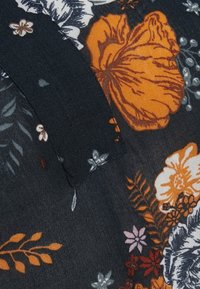 Tissu sombre avec un motif floral orange, comprenant des fleurs blanches et roses pastel, complété par des feuilles vertes et une finition texturée.