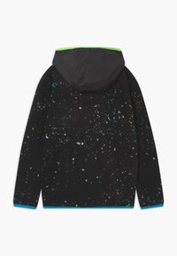 Czarna polarowa kurtka z galaktycznym wzorem. Posiada kaptur, kieszeń z przodu oraz niebieskie akcenty na mankietach i u dołu. Gładka tekstura i intensywne kolory.