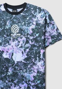 Koszulka z krótkim rękawem o czarnym tle z wielokolorowym abstrakcyjnym wzorem w odcieniach fioletu i zieleni, z białym logo marki z przodu.