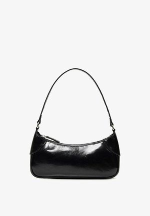 Geantă de umăr din piele neagră lucioasă, cu un singur compartiment cu fermoar și o curea subțire curbată în formă de arc.