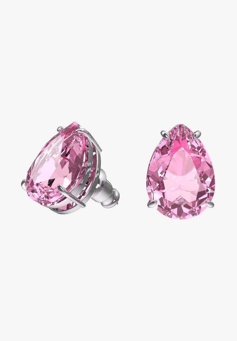 Paire de boucles d'oreilles clous en forme de poire de couleur rose avec montures à griffes en argent et fermoirs papillon sur fond blanc.