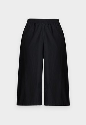 Μαύρο παντελόνι με φαρδιά πόδια και ελαστική μέση, με τσέπες στο πλάι, απλωμένο επίπεδα σε λευκό φόντο.