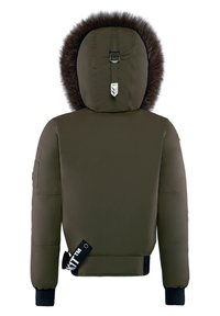 Zimowa kurtka w kolorze oliwkowej zieleni z kapturem wyściełanym futrem, regulowaną klamrą z tyłu, czarnymi ściągaczami na mankietach oraz czarną metką materiałową z logo w pobliżu dołu.