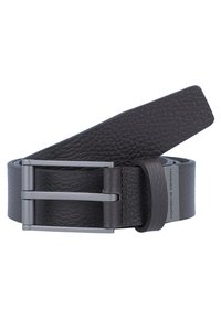 Cinturón de piel negra texturizada con una hebilla rectangular plateada y detalle de logo, con un extremo liso y un diseño casual.