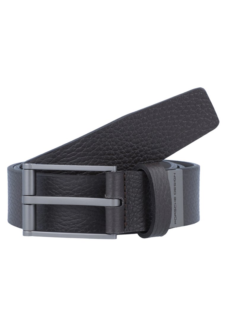 Cinturón de piel negra texturizada con una hebilla rectangular plateada y detalle de logo, con un extremo liso y un diseño casual.