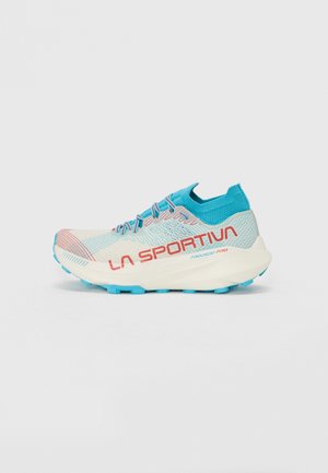 Zapatilla de running ligera con parte superior tejida y transpirable en blanco y azul, con un destacado logo rojo de "LA SPORTIVA" y suela acolchada.