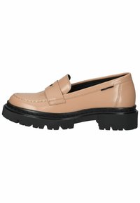 Bēša ādas loafers ar biezu melnu gumijas zoli, kas piedāv�ā šūtu dizainu un siksnu pāri vampam, nodrošinot drošu piegulšanu.