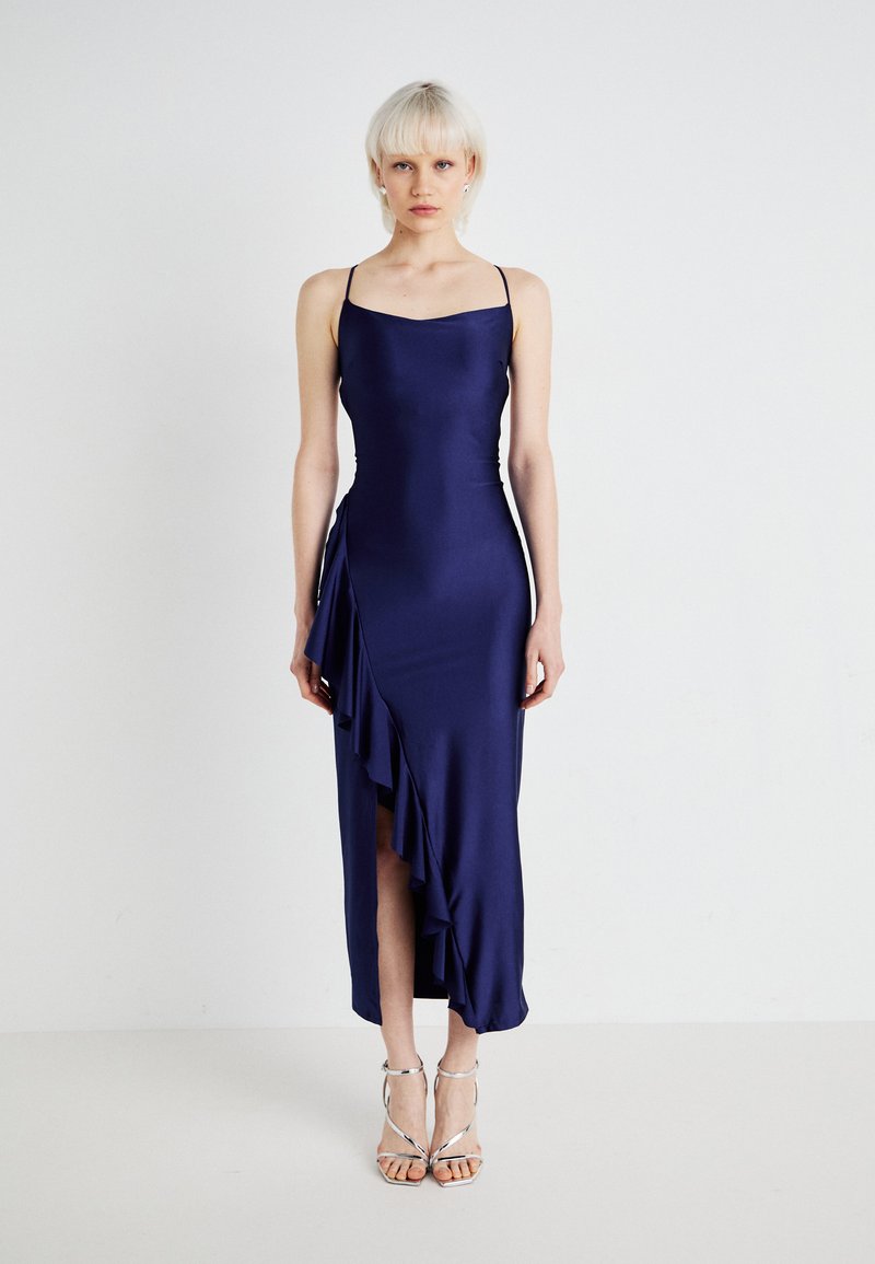 Satijnen marineblauwe jurk met een gestructureerde, aansluitende corsage, dunne bandjes en een gerimpeld detail aan de zijkant, met een hoge split tot boven de dij en een gladde textuur.
