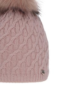 Gehaakte roze beanie met een kabelpatroon, voorzien van een fluffy bont pompon bovenop en een kleine metalen accent aan de zijkant.