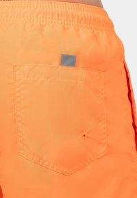 Costumi da bagno arancioni con tasca posteriore e linguetta grigia, texture liscia e cintura elastica per una vestibilità comoda.