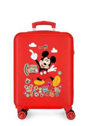 Maleta dura roja con gráfico de Mickey Mouse, pegatinas de viaje coloridas y cuatro ruedas giratorias rojas y negras.