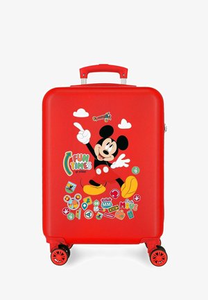 Maleta dura roja con gráfico de Mickey Mouse, pegatinas de viaje coloridas y cuatro ruedas giratorias rojas y negras.