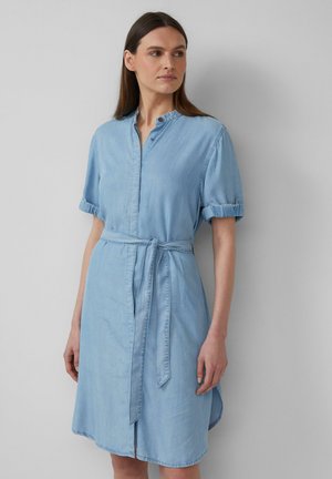 Hellblaues Denim-Kleid mit kurzen, umgeschlagenen Ärmeln, einem Stehkragen, Vorderknöpfen und einer taillierten Bund. Glatte Textur und leicht ausgestellte Form.