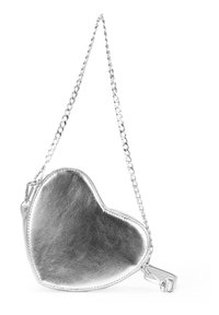Bolso plateado en forma de corazón, hecho de cuero sintético metálico, con una correa de cadena y una textura suave, que cuenta con un cierre de cremallera.
