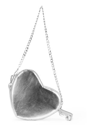 Bolso plateado en forma de corazón, hecho de cuero sintético metálico, con una correa de cadena y una textura suave, que cuenta con un cierre de cremallera.