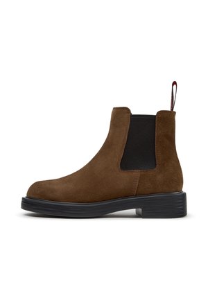 Brauner Chelsea-Stiefel aus Wildleder mit schwarzen elastischen Seitenteilen, schwarzer Sohle, niedrigem Absatz und Zuglasche hinten.