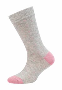 Helle graue Socke mit kleinen rosa Punkten, rosa Ferse und Zehen sowie einem gerippten Bündchen auf einem weißen Hintergrund.